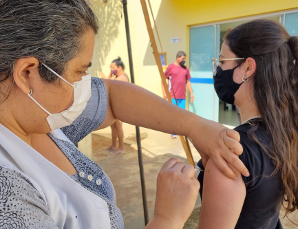 Adolescentes de 17 e 16 anos, com comorbidades, podem se vacinar a partir desta sexta (20) com laudo médico