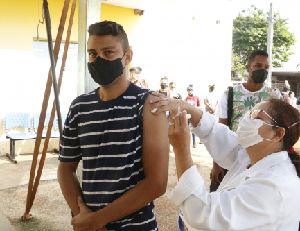 Saúde inicia vacinação de adolescentes com 12 anos, com comorbidades, nesta terça (24)