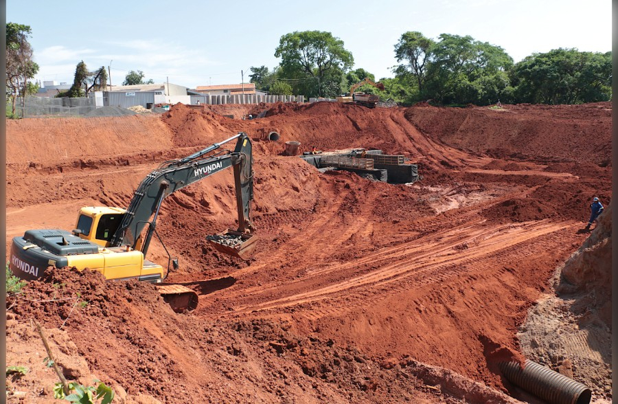 Obra de drenagem busca conter avanço de erosão no Jardim Maria Luiza IV