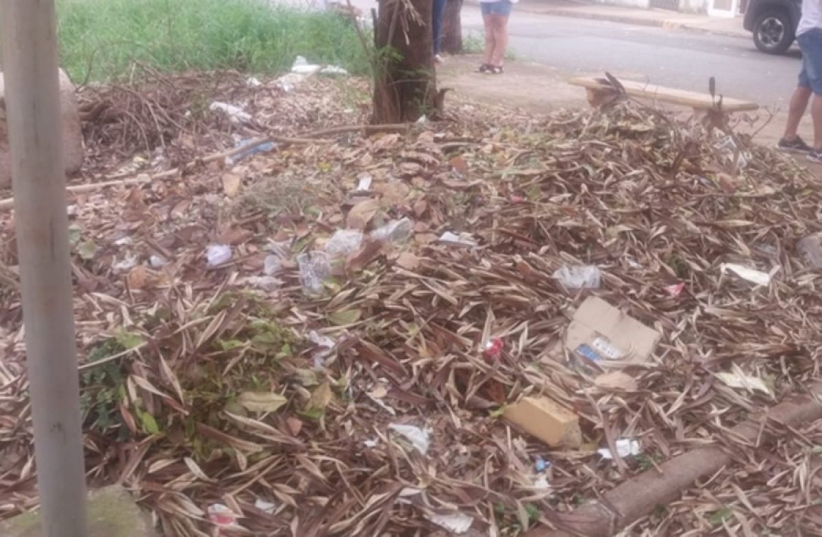 Praça do Yolanda Ópice precisa de limpeza e roçada