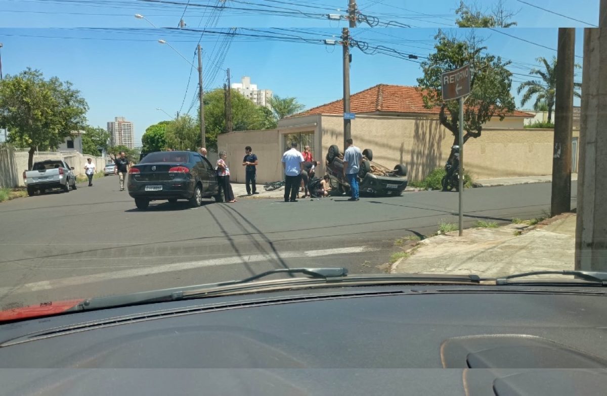 Motoristas são atendidos após colisão que deixou carro capotado no Santa Angelina