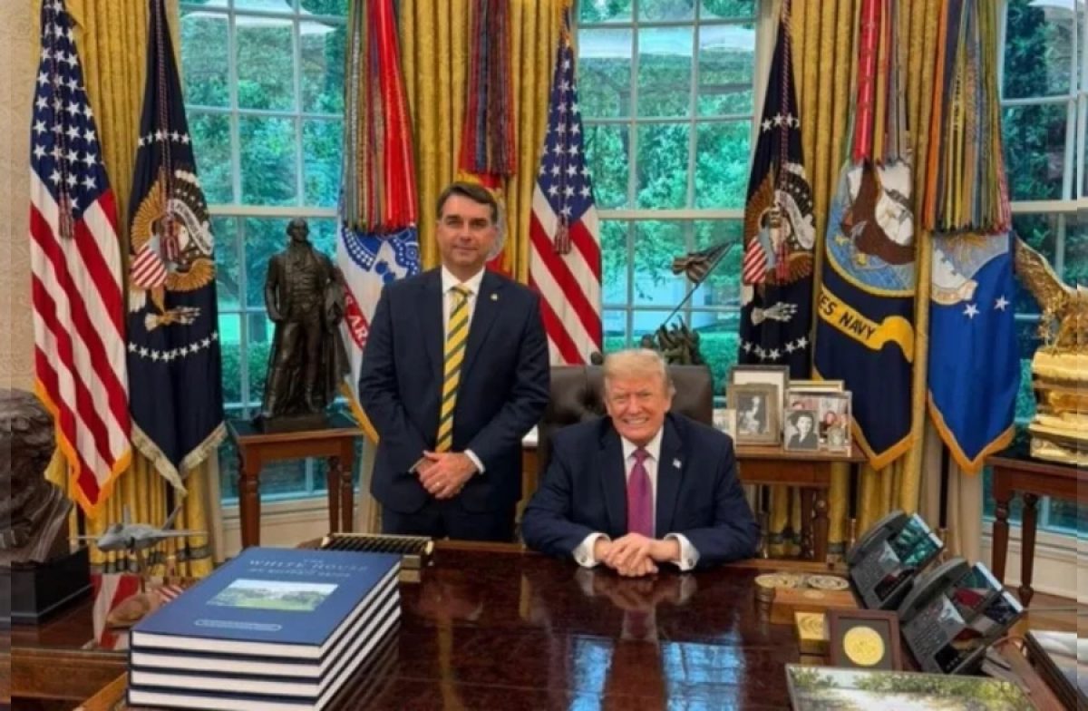 TRUMP APOIA ENTRADA DE FLÁVIO BOLSONARO NOS EUA E VOLTA A QUESTIONAR ELEIÇÃO NO BRASIL